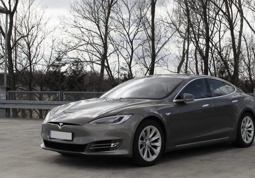 Tesla проезжает 1200 км на одной зарядке благодаря экспериментальной батарее